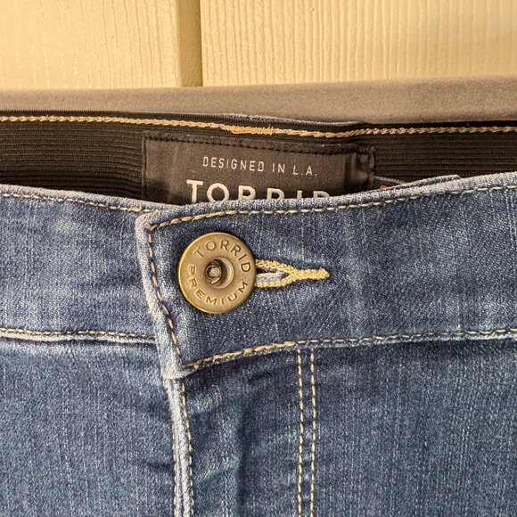 Torrid Premium Sky High Skinny Distressed Jeans Size 26R - Picture 4 of 7